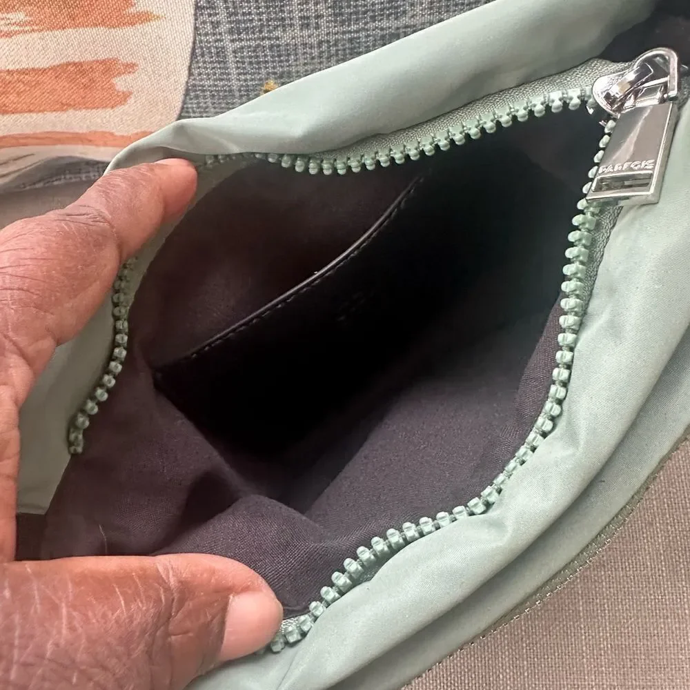 PARFOIS BRUCE Crossbody bag - green Sleek Green/Black